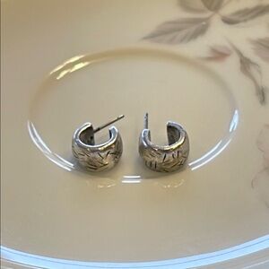 Elegant Guess Silver Mini Hoop Earrings🌺